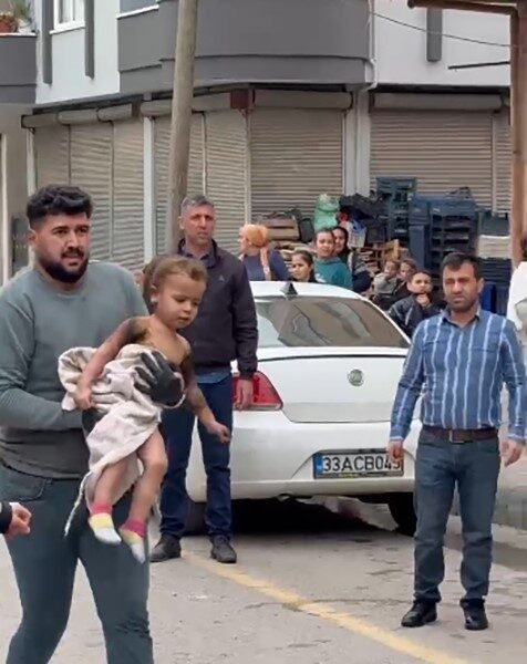 Mersin’de 3 katlı binanın zemin katında çıkan yangında, içeride mahsur