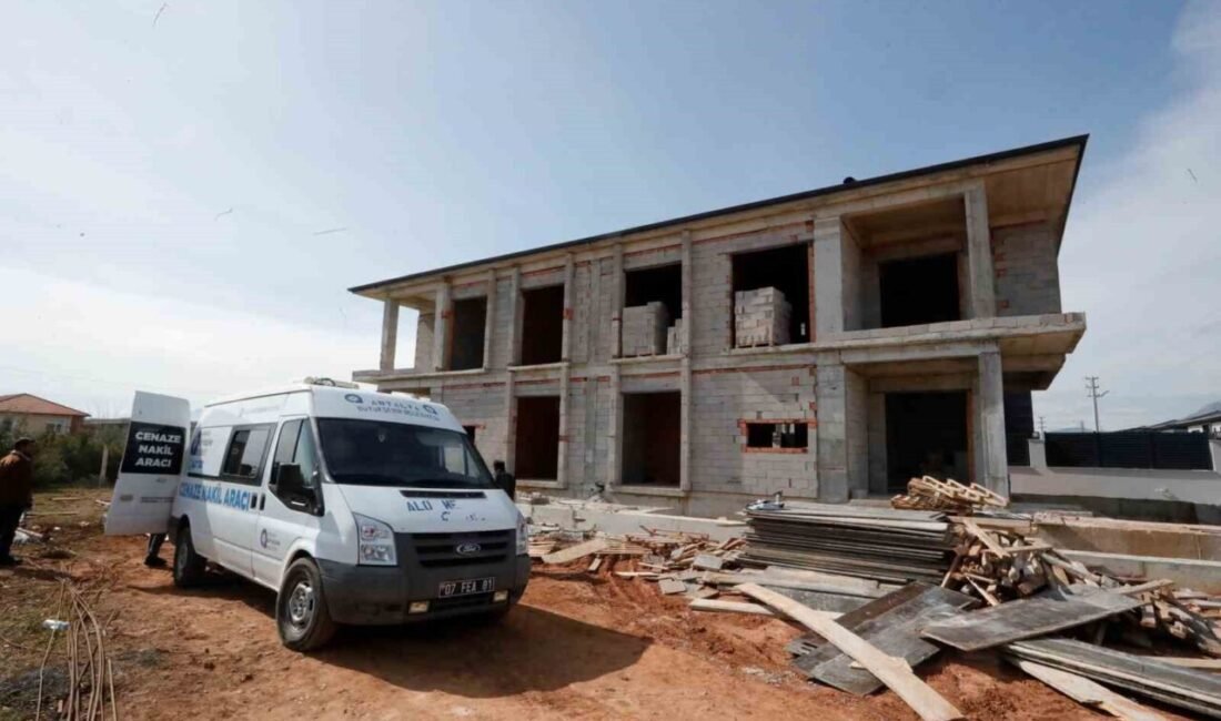 Antalya’da arkadaşlarına bir günlük yardım için gelen inşaat ustası çatıdan