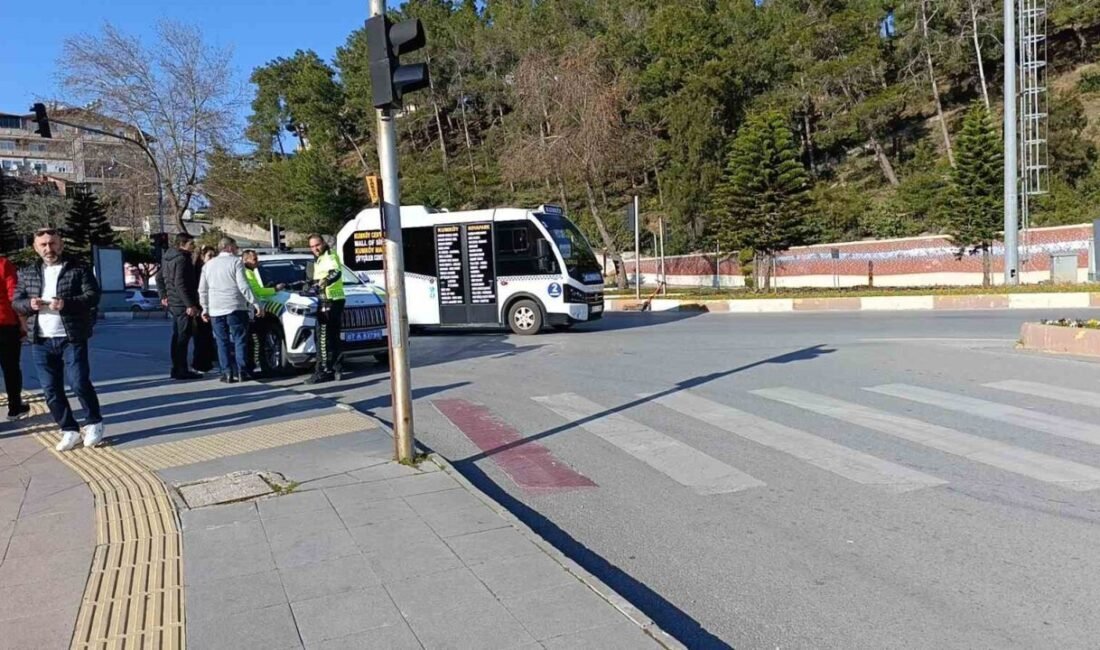 Antalya’nın Manavgat ilçesinde hafif ticari aracın yaya geçidinden geçmekte olan