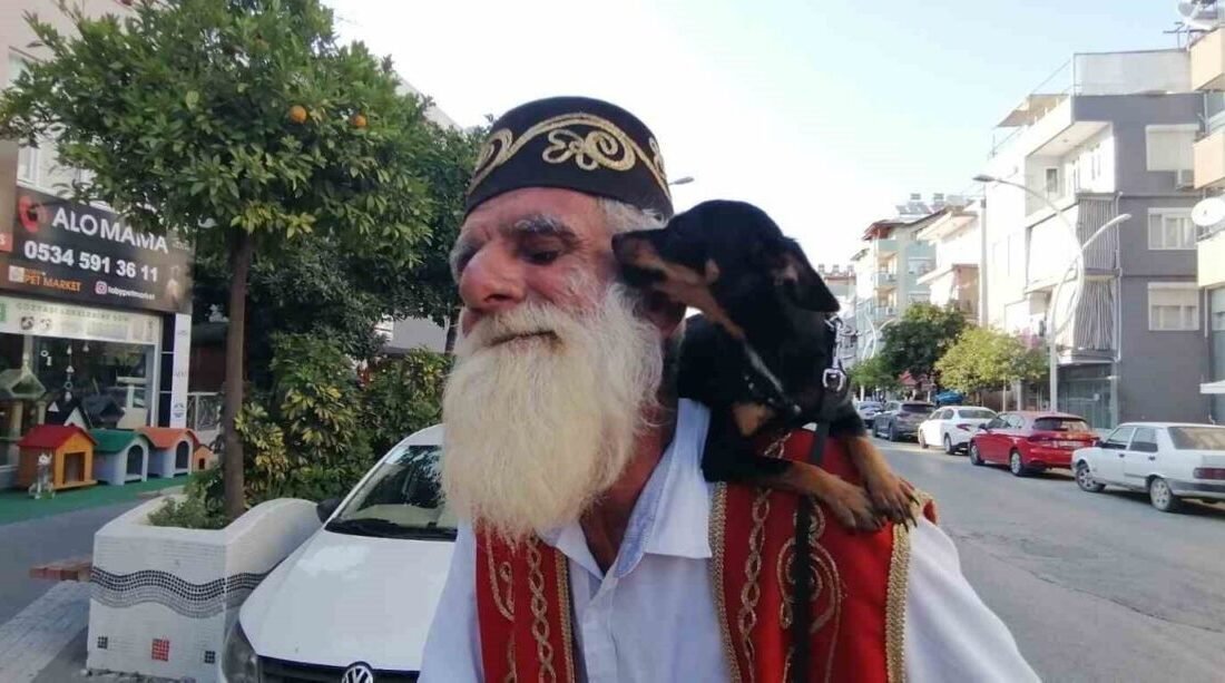 Antalya’nın Manavgat ilçesinde yıllarca omuzundaki köpeğiyle birlikte zil takıp oynayarak