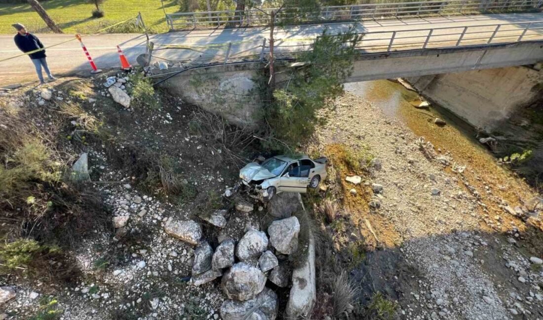 Antalya’nın Kaş ilçesinde, yoldan çıkan otomobil köprünün bariyerlerine vurarak dereye
