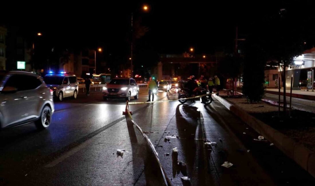 Antalya’da üst geçite 30 metre mesafede yoldan karşıya geçmek isteyen