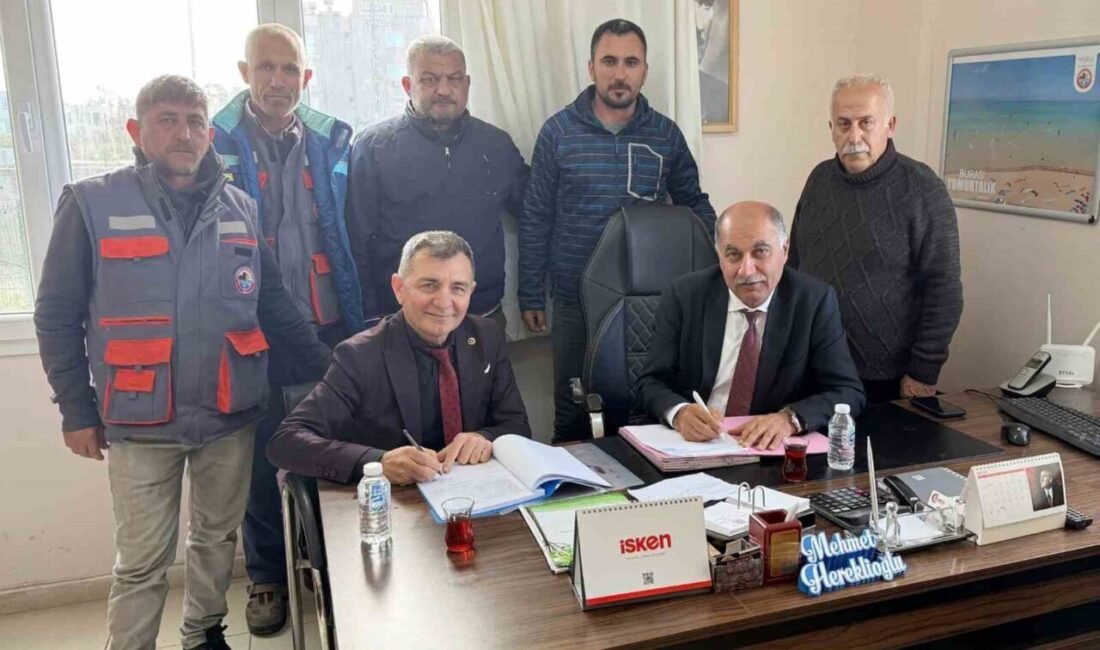 Yumurtalık Belediye Başkanı Erdinç Altıok, işçilerle birlikte toplu iş sözleşmesini