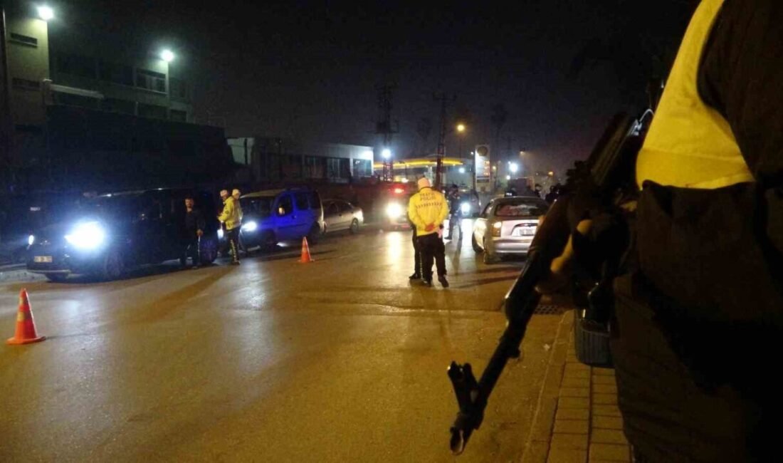 Adana’nın Yüreğir ilçesinde polis ekipleri tarafından vatandaşların güvenliği için kentin