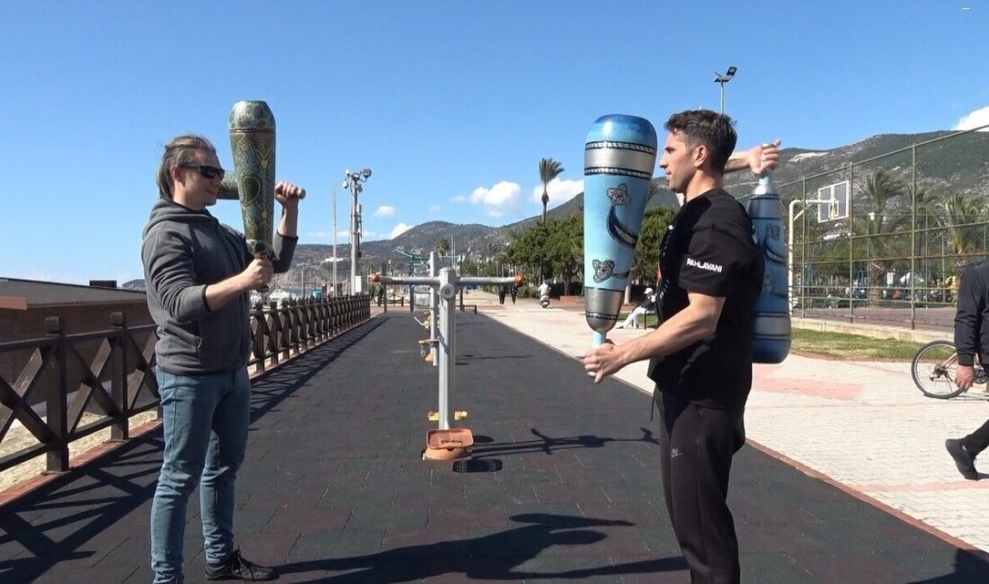 Alanya’da Osmanlı’dan kalma ’Lobut Çevirme’ sporu çevredeki yerli ve yabancı