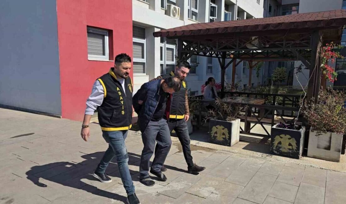 Adana’da kurs merkezinin camını kırıp içeri giren şüphelinin hırsızlık anı