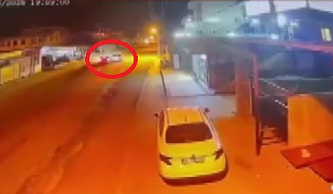 Hatay’da iki otomobilin karıştığı kazada araçların çarpışma anı güvenlik kamerasına