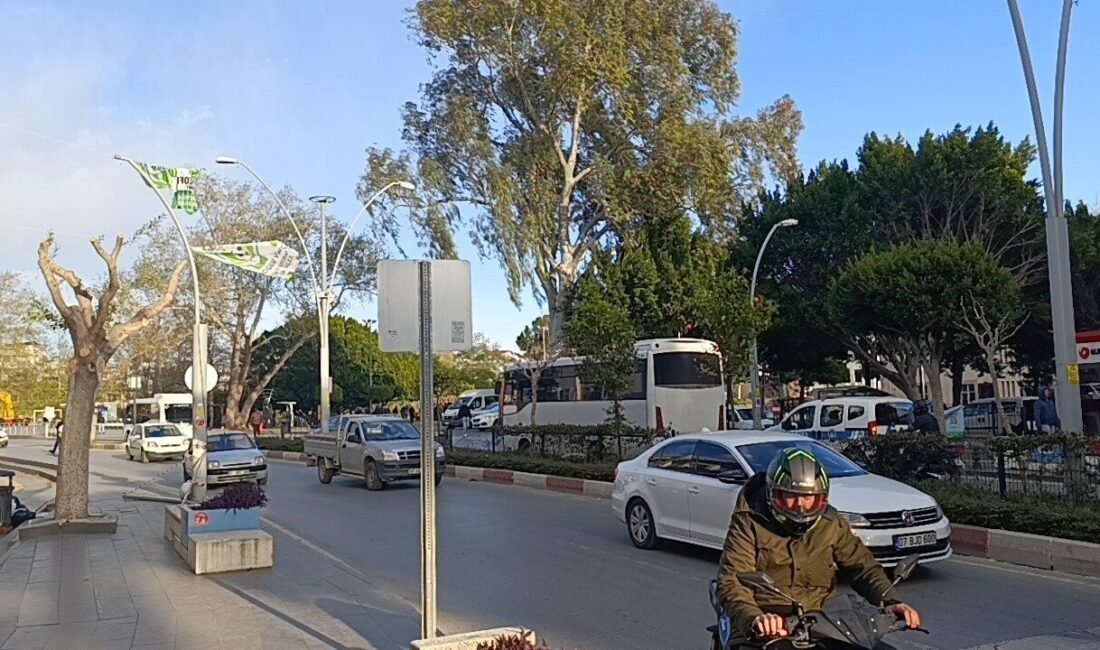 Manavgat’ın ana caddelerinde asılı bulunan Manavgat Belediyespor bayrakları, son günlerde