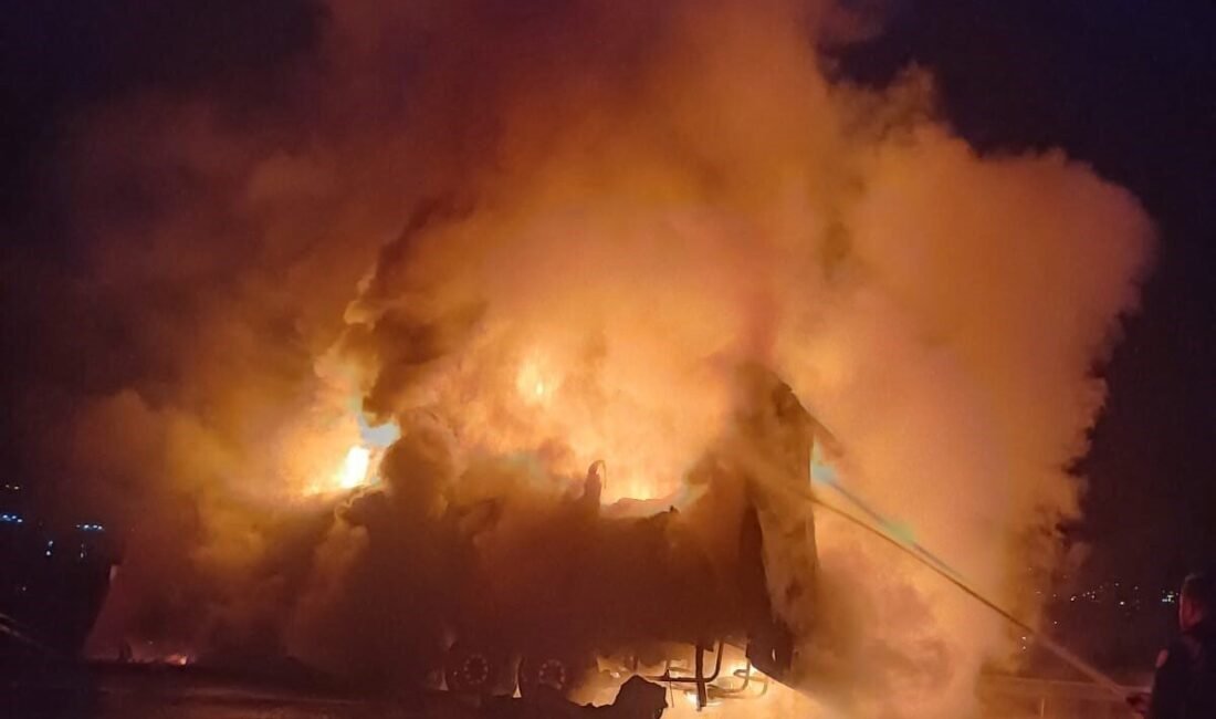 Osmaniye’nin Düziçi ilçesinde tanker ile tırın çarpması sonucu çıkan yangın