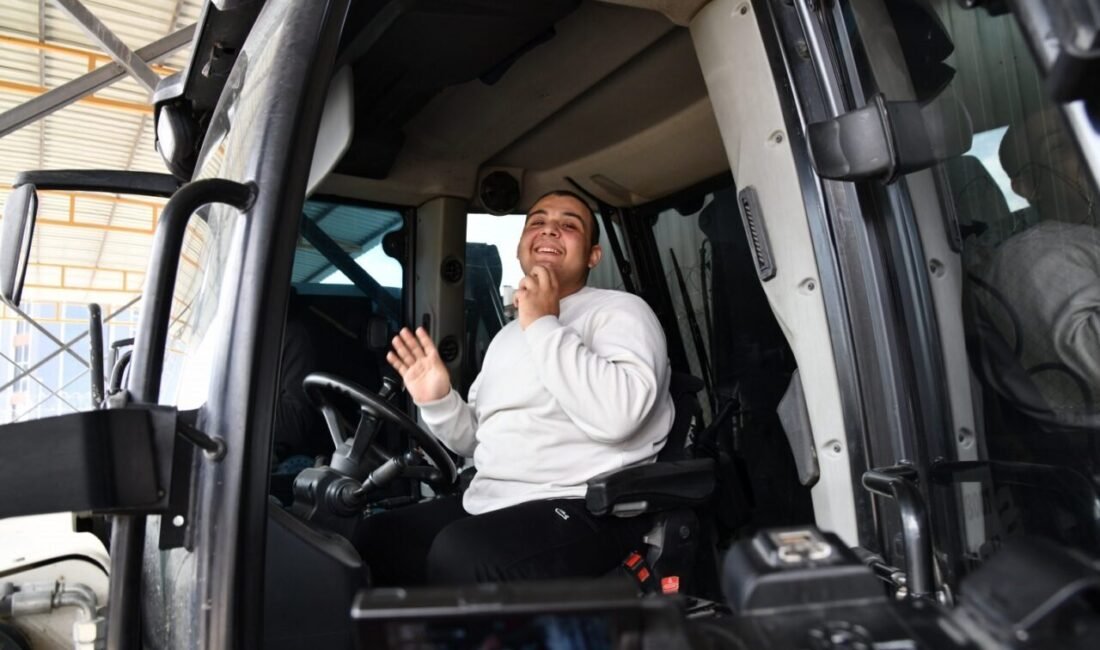 Osmaniye’de yaşayan 18 yaşındaki özel birey Osman Erzurumlu’nun, çöp araçları