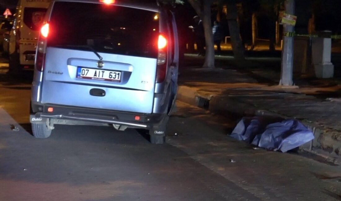 Antalya’da özel halk otobüsü ile hafif ticari aracın karıştığı trafik