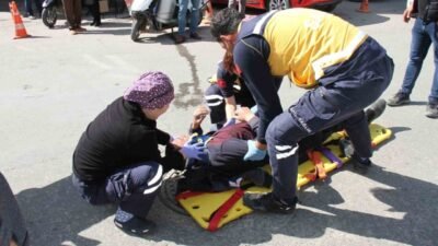 Antalya’nın Serik ilçesinde motokuryelerin çarpıştığı kazada 1 kişi yaralandı. Kaza,