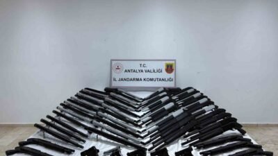 Antalya’nın Serik ilçesinde çok sayıda ruhsatsız silah ele geçirildi, 3