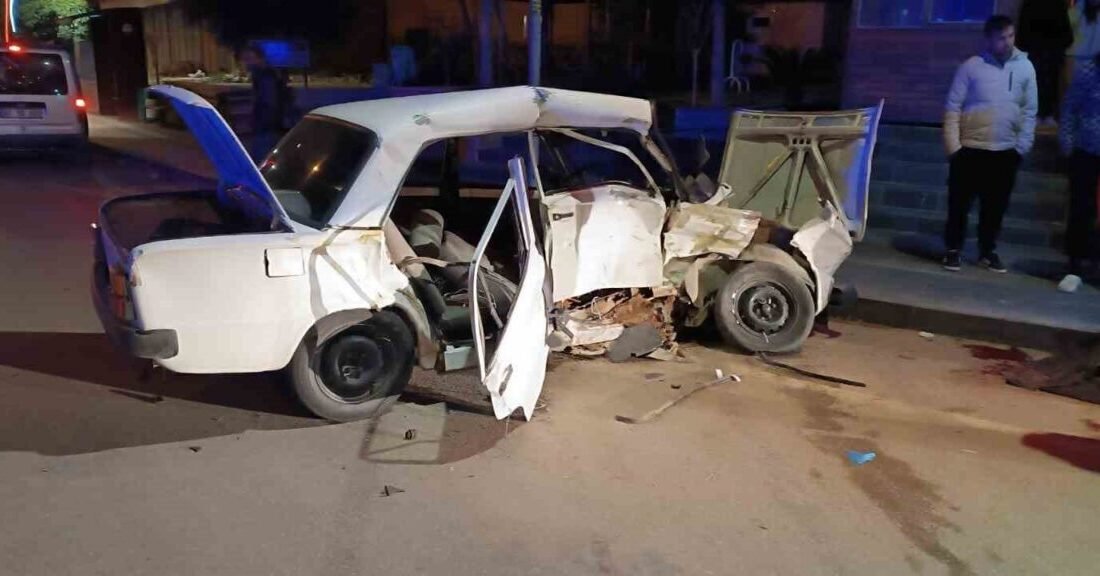 Antalya’nın Serik ilçesinde iki otomobilin çarpıştığı kazada 1’i ağır 3
