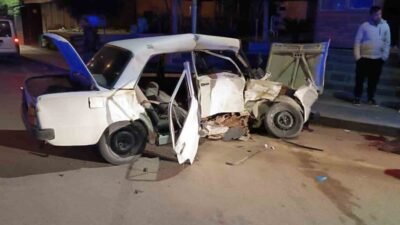 Antalya’nın Serik ilçesinde iki otomobilin çarpıştığı kazada 1’i ağır 3