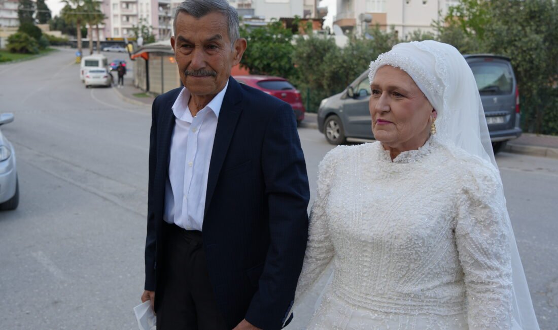 Antalya’nın Serik ilçesinde yaşayan bir çift, gençlik yıllarında yapamadıkları düğünü