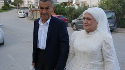 Antalya’nın Serik ilçesinde yaşayan bir çift, gençlik yıllarında yapamadıkları düğünü