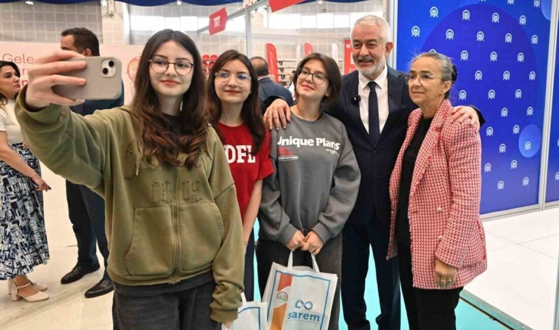 Cumhurbaşkanlığı İletişim Başkanlığı koordinasyonunda Isparta Belediyesi Gökkubbe Fuar Merkezi’nde gençlere