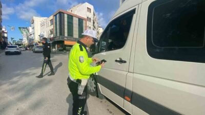 Antalya’nın Serik ilçesinde trafik ekipleri öğrenci okul servislerini denetledi. Bayram