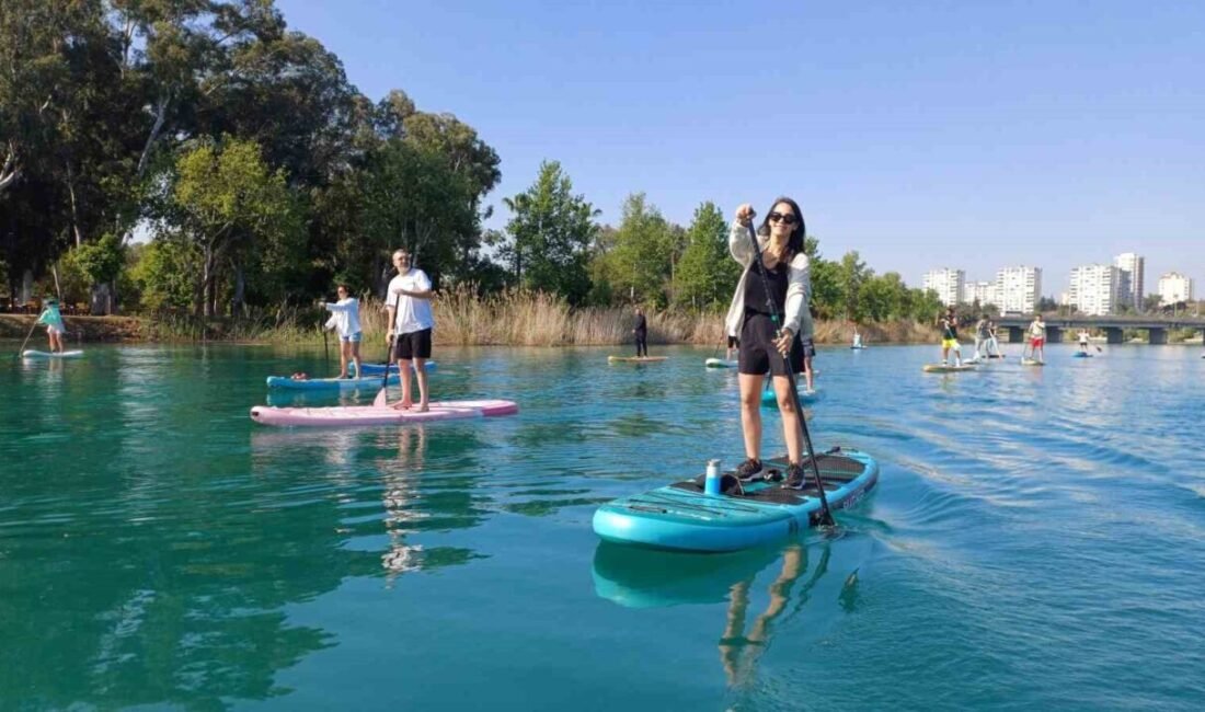 Adana’da hafta sonu vatandaşlar Seyhan Nehri’nde kano keyfi yapıyor. Kent