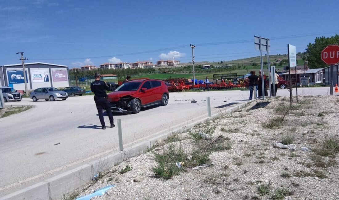 Burdur’un Yeşilova ilçesinde otomobille motosikletin çarpışması sonucu meydana gelen kazada,