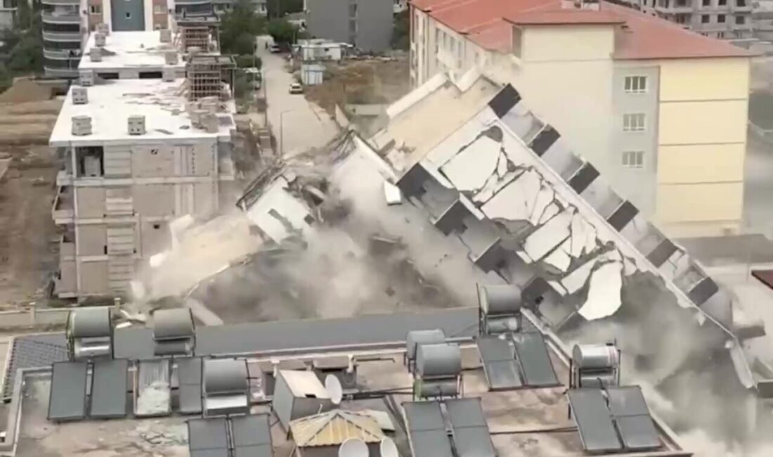 Hatay’ın İskenderun ilçesinde 7 katlı binanın iş makinesinin dokunuşuyla kağıt