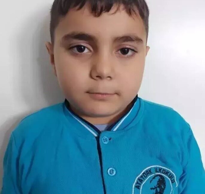 Adana’nın Kozan ilçesinde yaşayan 9 yaşındaki Mehmet Efe Arı, geçirdiği