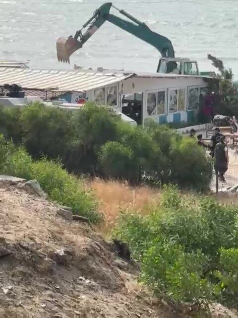 Adana’nın Karataş ilçesinde sahil kenarlarına yapılan baraka restoranlar yıkılmaya başlandı.