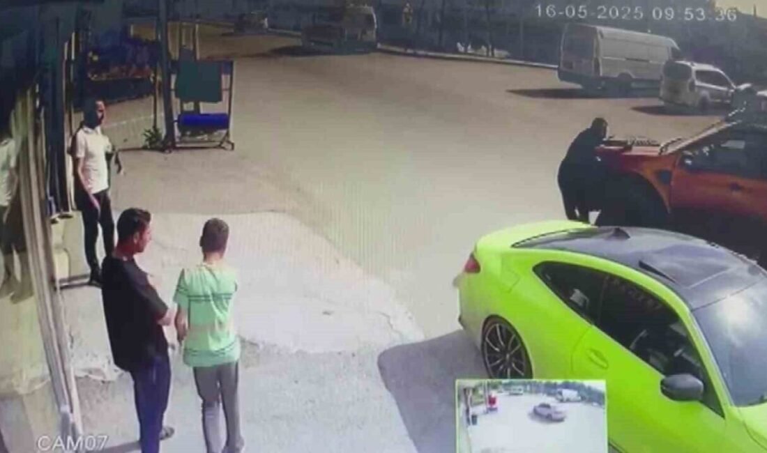 Adana’da cep telefonuyla konuşurken arkadaş şakasının hedefi olan bir kişi,