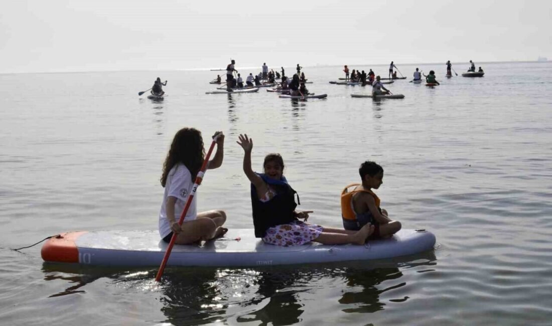 Havaların ısındığı Mersin’de özel bireyler kürek sörfü yaparak denizin keyfini