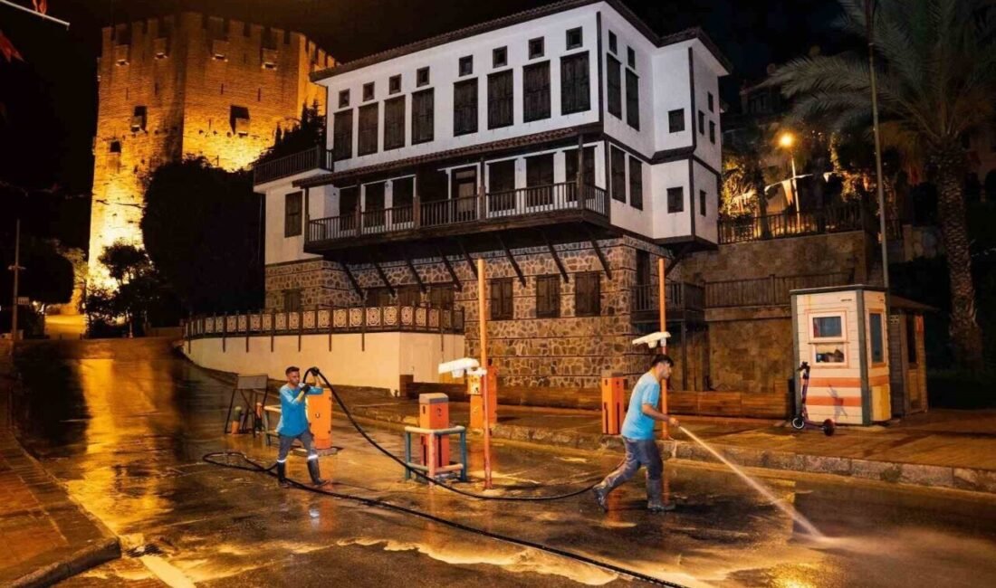 Alanya Belediyesi Temizlik İşleri Müdürlüğü ekipleri, Kurban Bayramı öncesinde şehir