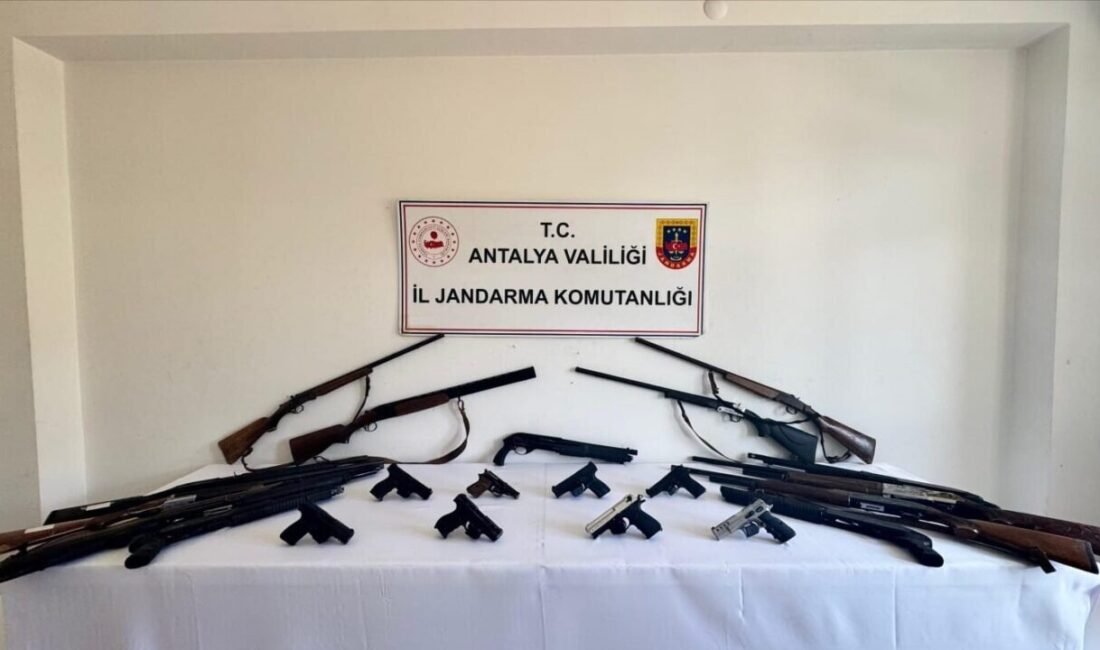 Antalya’nın Alanya ilçesinde, yasa dışı bireysel silahlanmaya yönelik düzenlenen operasyonda