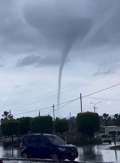 Antalya’nın Alanya ilçesinde sabah saatlerinde çıkan hortum korku dolu anların