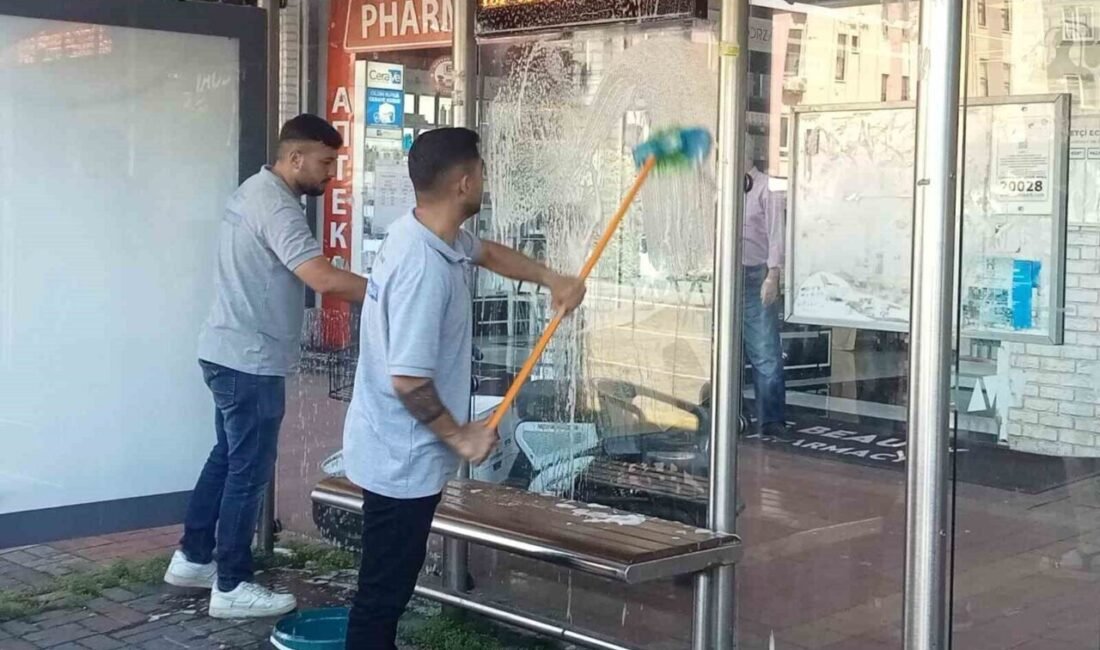 Alanya’da otobüs duraklarının bakım, onarımı ve temizliği yapılıyor. Antalya Büyükşehir