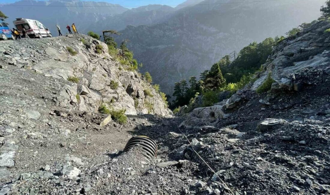 Antalya’nın Alanya ilçesinde Kuşyuvası mevkiinde meydana gelen trafik kazasında, uçuruma