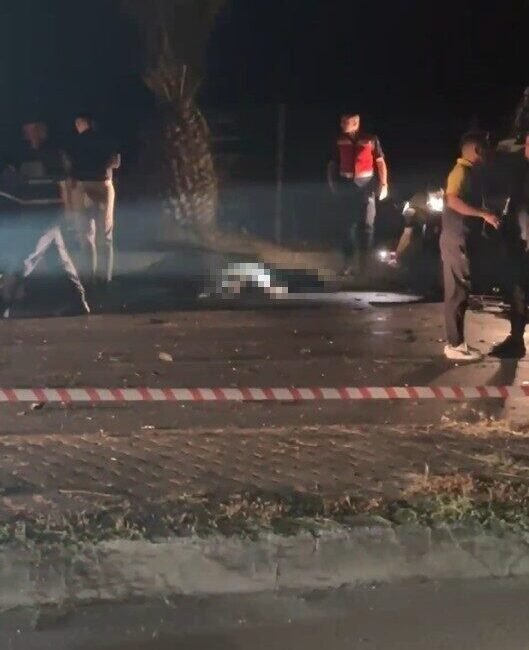 Antalya’nın Alanya ilçesinde servis aracı ile otomobilin çarpıştığı feci trafik