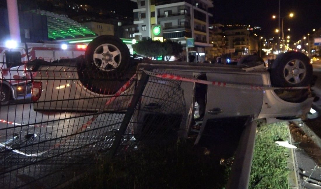 Antalya’nın Alanya ilçesinde takla atarak hurdaya dönen araçtaki 2 kişi