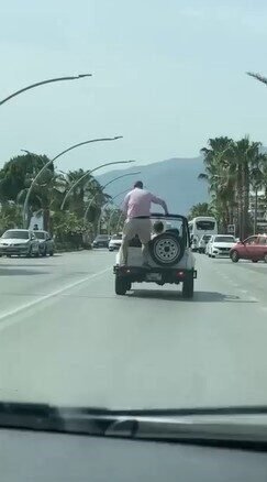 Antalya’nın Alanya ilçesinde üstü açık araçla gezintiye çıkan bir grup