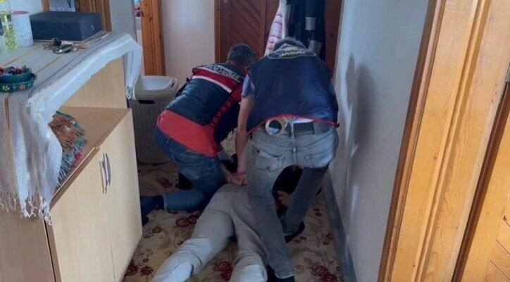 Antalya’nın Alanya ilçesinde jandarma ekiplerince düzenlenen operasyonda çok sayıda silah