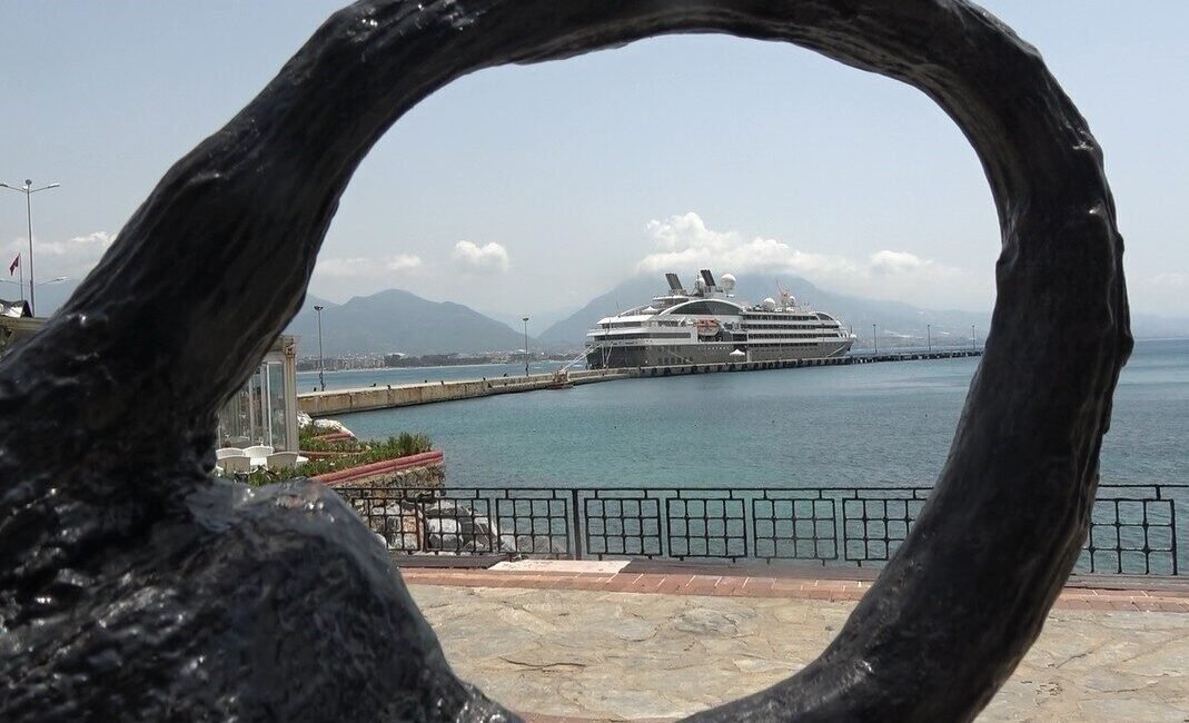 Fransa bayraklı “L’austral” adlı lüks kruvaziyer yolcu gemisi, 187 yolcusuyla