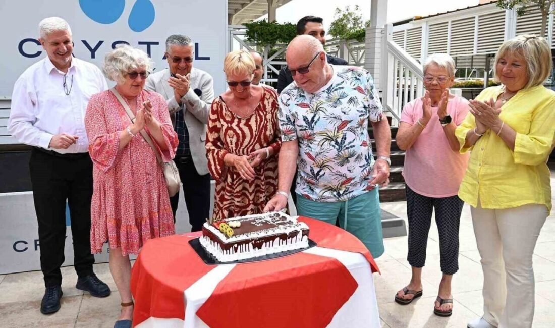 Antalya’nın Kemer ilçesine 30 yıldır tatile gelen Alman çifte, Kemer