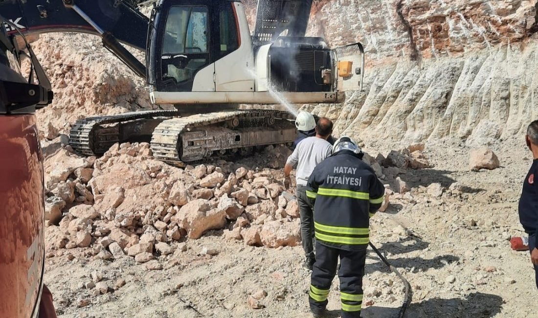 Hatay’da iş makinesinin motor kısmında çıkan yangın büyümeden söndürüldü. Yangın,