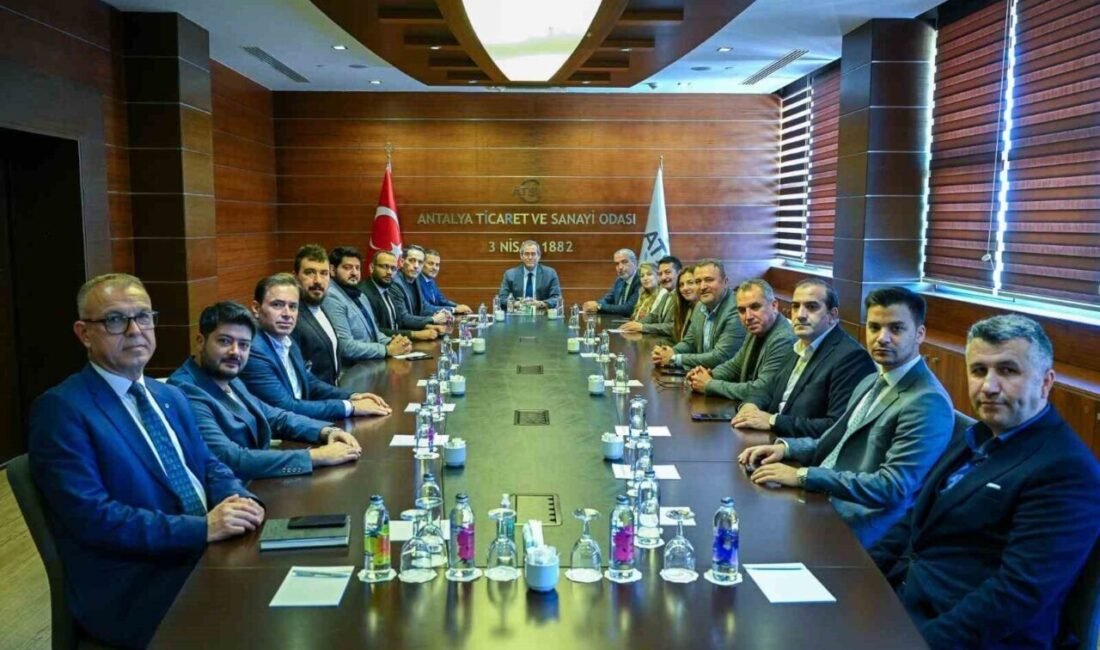 MÜSİAD Antalya Şube Başkanı Yusuf Akgül, yönetim kurulu üyeleriyle birlikte