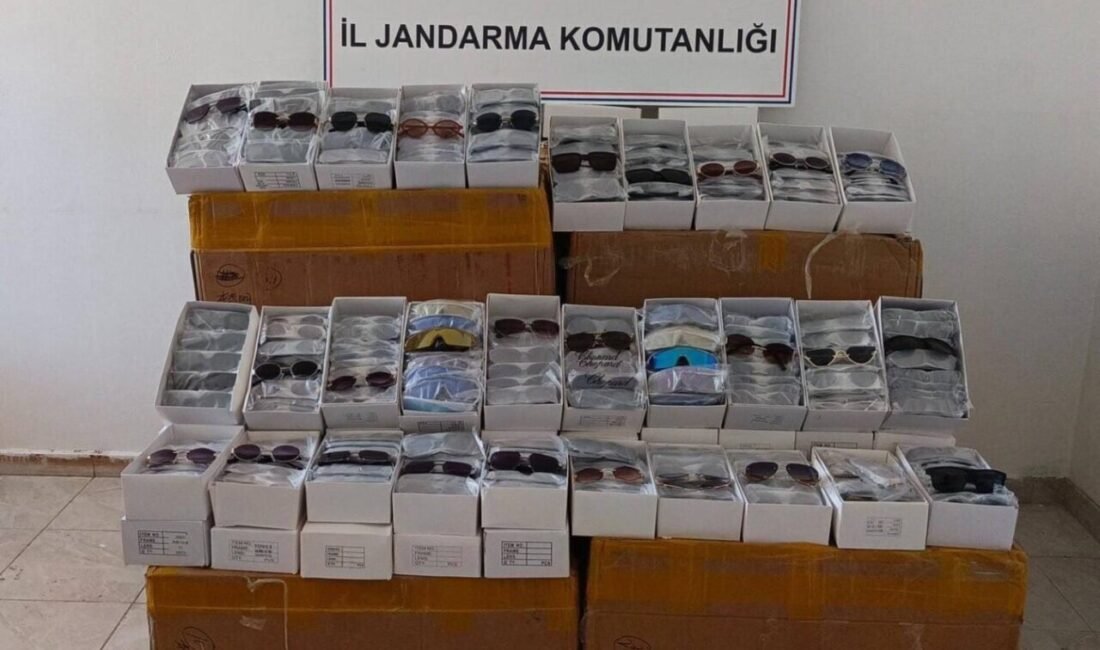 Antalya’nın Gaziapaşa ilçesinde jandarma ekiplerince 15 bin kaçak güneş gözlüğü