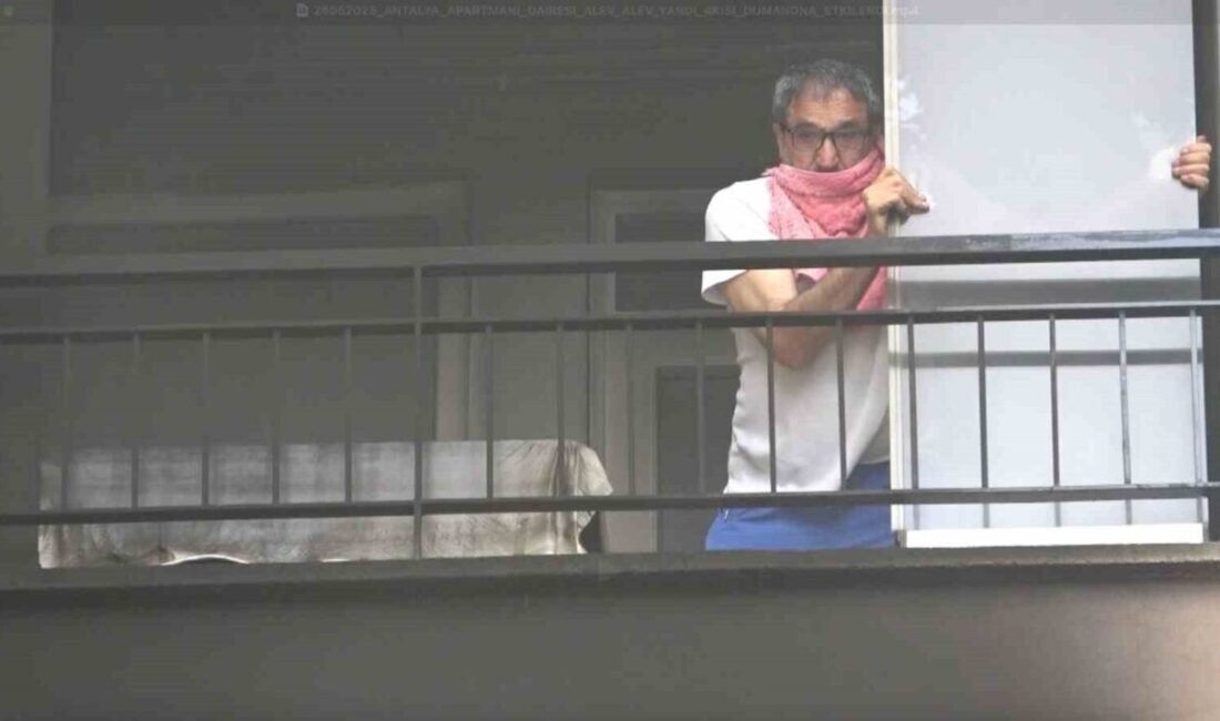 Antalya’da apartman dairesinde çıkan yangın paniğe neden oldu. Üst katları