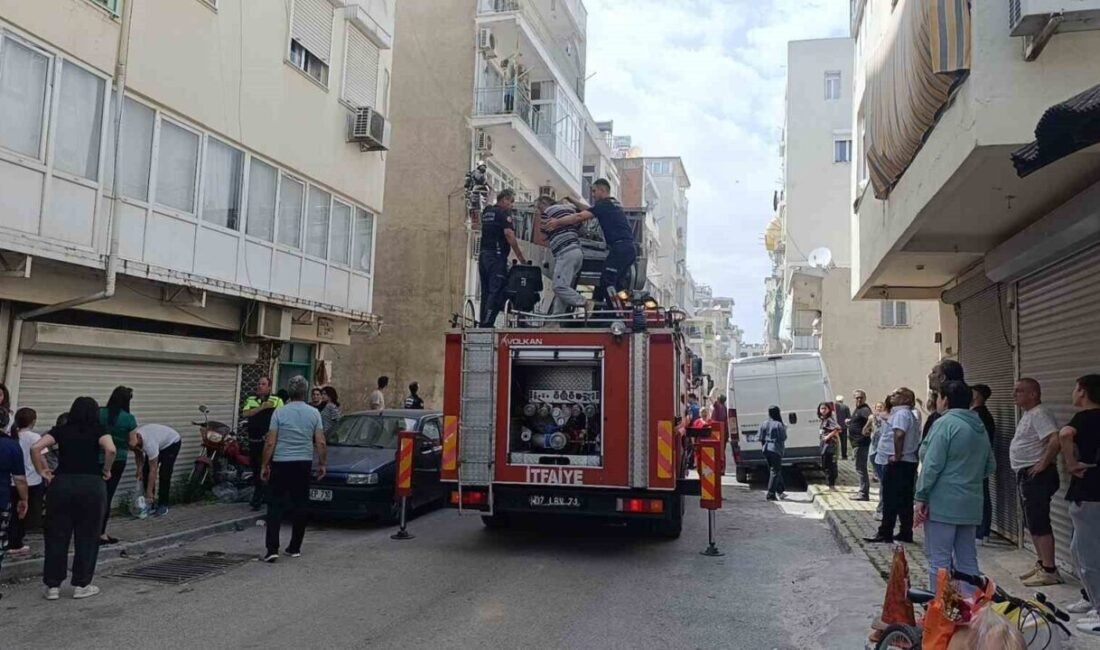 Antalya’da 4 katlı apartmanın odunluğunda çıkan yangın itfaiyenin müdahalesi sonucu