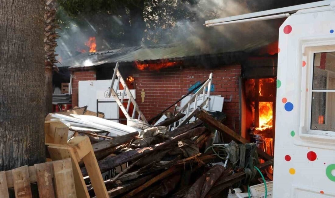 Antalya’da bir işletmeye ait depoda tadilat yapıldığı sırada yangın çıktı.