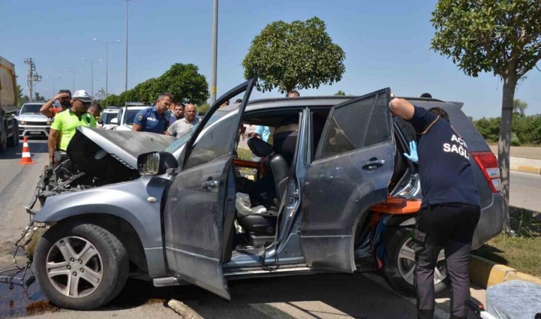 Antalya’nın Serik ilçesinde otomobil ile iş makinesinin karıştığı kazada 2