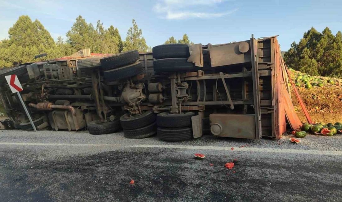Antalya’da karpuz yüklü kamyon devrildi. Kazada sürücü yara almadan kurtulurken,