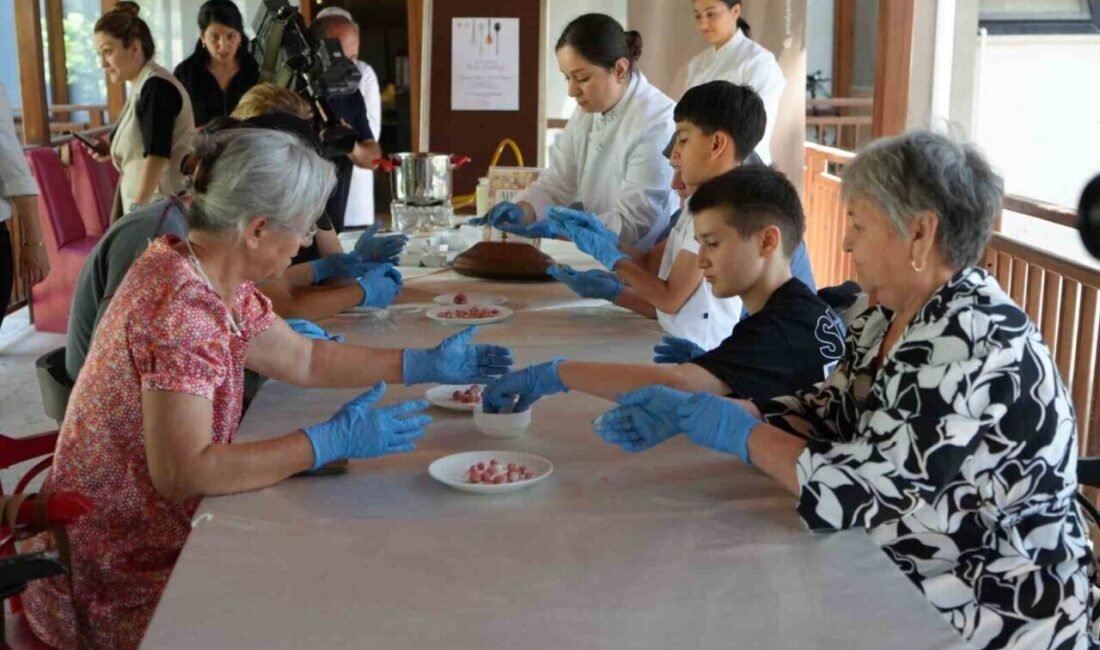 Antalya’da düzenlenen Türk Mutfağı Haftası etkinliğinde büyükanneler, torunlarıyla birlikte coğrafi